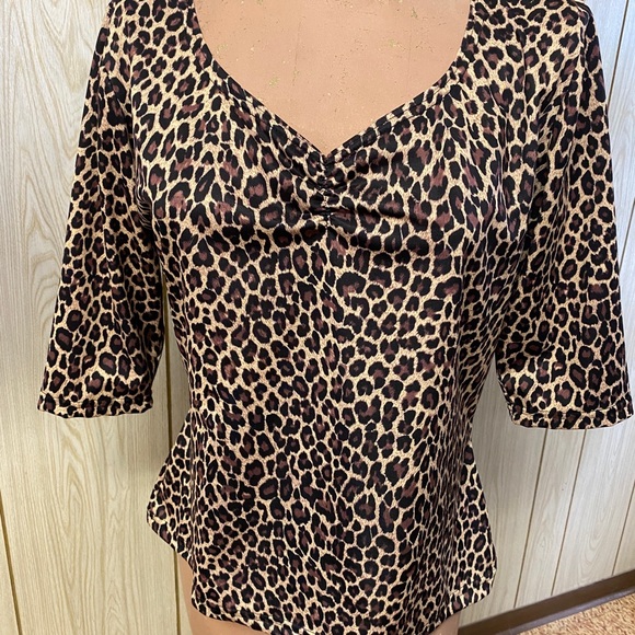 Form fitting leopard print top - Picture 1 of 3